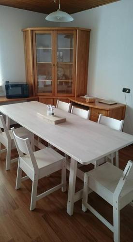 a white table and chairs in a room at Apartment Lungau in Sankt Michael im Lungau