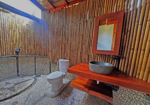 Ванная комната в Lagoona Beach Bungalows - Eco Stay