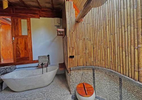 Ванная комната в Lagoona Beach Bungalows - Eco Stay