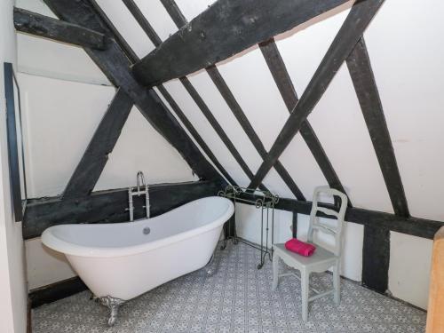 Ένα μπάνιο στο Wyre Court Cottage