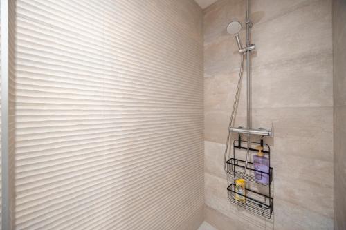 La salle de bains est pourvue d'une douche et d'un sèche-serviettes. dans l'établissement Petit chateau 1L, à Dettwiller