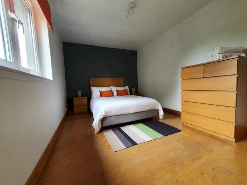 ein Schlafzimmer mit einem Bett und einer Kommode darin in der Unterkunft 2 Bedroom, free parking & Netflix near hospitals in Aberdeen