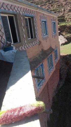 ein Haus mit einem Gebäude mit Fenstern und einem Gehweg in der Unterkunft gite Imouzar in Iabassene