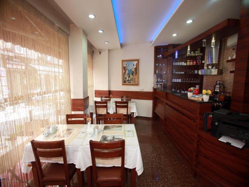 فندق أريف سلطان في إسطنبول: غرفة طعام مع طاولة وكراسي في مطعم