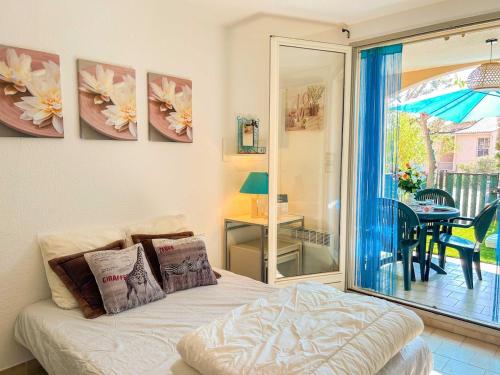 - une chambre avec un lit et une vue sur une terrasse dans l'établissement Studio en rez-de-jardin à Bandol - parking, à Bandol