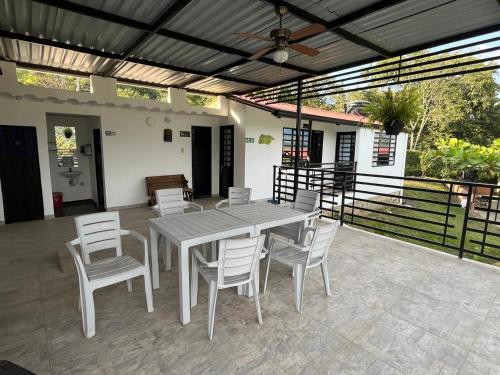una mesa blanca y sillas en un patio en Finca Villa Marina, en Villeta