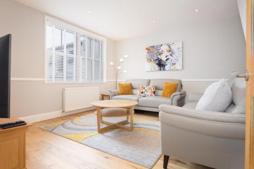 a living room with a couch and a table at Sillwood Mews - With Free Parking in Brighton & Hove