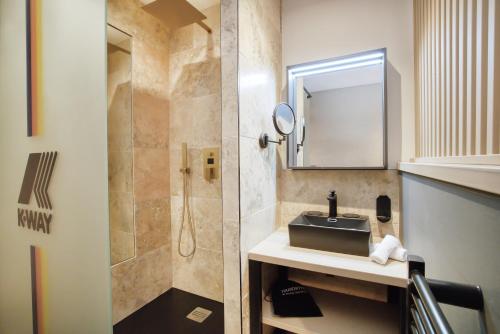Ванная комната в HOTEL by REBOUL - Boutique Hôtel Cassis