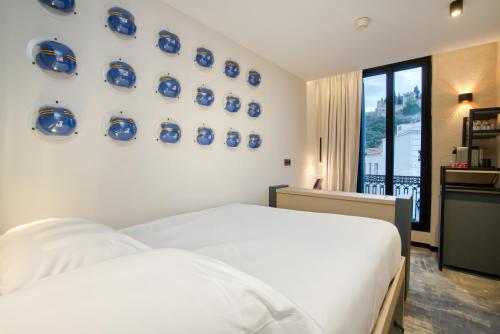 Кровать или кровати в номере HOTEL by REBOUL - Boutique Hôtel Cassis