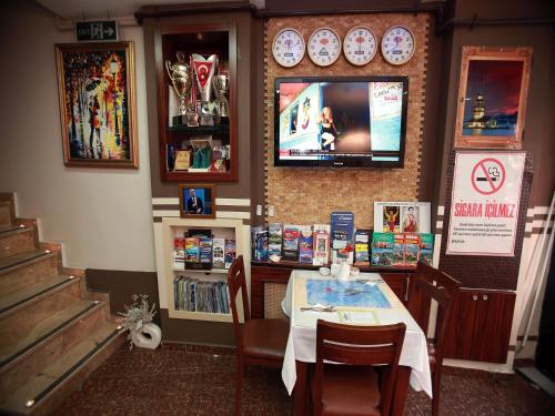 TV a/nebo společenská místnost v ubytování Arife Sultan Hotel