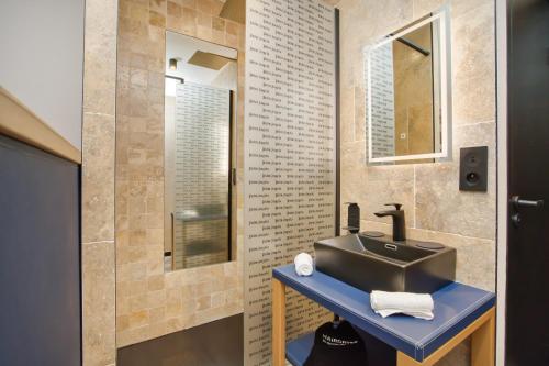 Ванная комната в HOTEL by REBOUL - Boutique Hôtel Cassis
