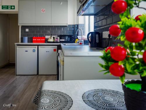 صورة لـ Wood Hus Lodge Cosy Large Family Room 4 في ستوك أون ترينت