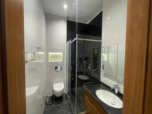 Bilik mandi di Consti Hotel Tashkent