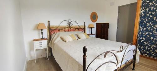 - une chambre avec un lit doté de draps blancs et d'oreillers en or dans l'établissement La Vallicella, à Farinole