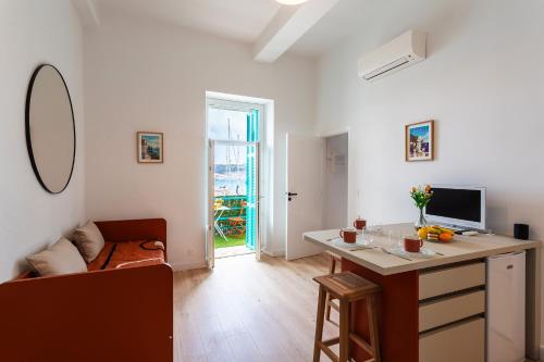 Cette chambre blanche dispose d'un bureau et d'un canapé. dans l'établissement TERRACOTTA AP4457 By Riviera Holiday Homes, à Villefranche-sur-Mer