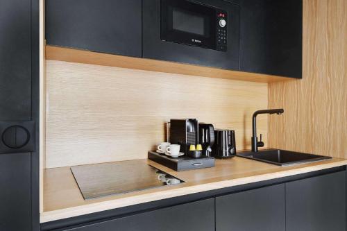 une cuisine avec un comptoir avec un micro-ondes dans l'établissement Cozy Entire Apartment Near the Eiffel Tower, à Paris