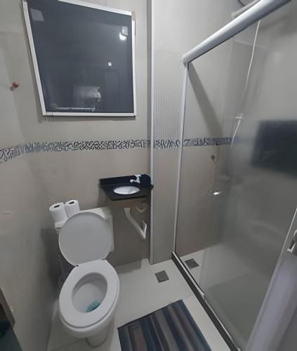 une petite salle de bain avec toilettes et fenêtre dans l'établissement lindo apartamento recreio dos bandeirantes, à Rio de Janeiro