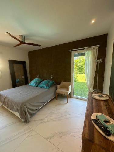 une chambre avec un lit, une table et une fenêtre dans l'établissement Contemporary home in Uriage, à Uriage-les-Bains