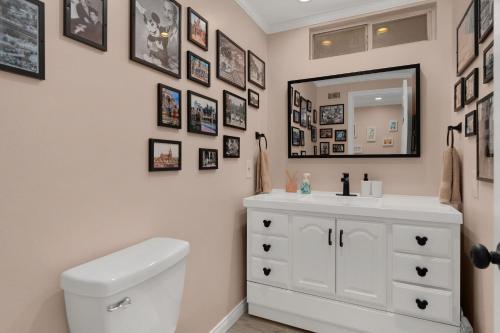 Un baño de Disneyland Oasis - Heated Pool, Arcade, theater