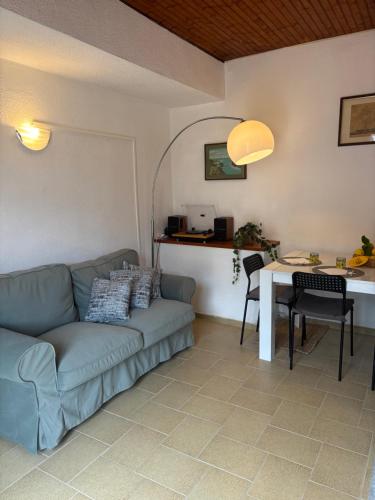 a living room with a couch and a table at La casetta di Tato in Monterosso al Mare