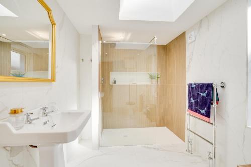 ein weißes Badezimmer mit Waschbecken und Dusche in der Unterkunft NEW The Procession Grade II Listed and Pet Friendly in Berwick-Upon-Tweed