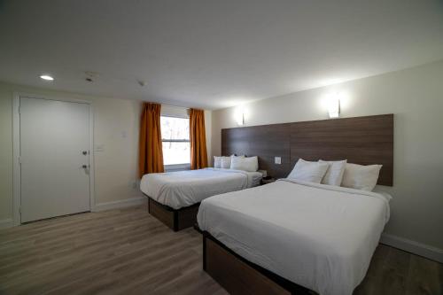 a hotel room with two beds and a window at Viking Shores Motor Inn in Eastham