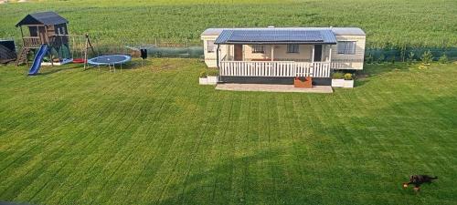 an aerial view of a tiny house in a yard at Domek Letniskowy Kołczewo in Kołczewo