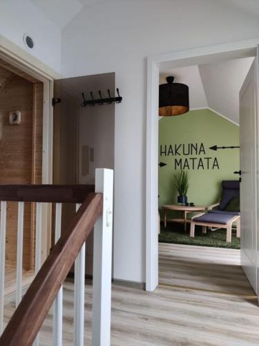 a living room with a green wall at Ferienwohnung Sonnenstrahl am Harkebrügger See mit Sauna in Barßel