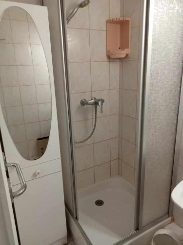 une salle de bain avec une douche avec un lavabo et un miroir dans l'établissement Appartement confortable à Vaux-sur-Mer - 40 m² + terrasse, à Vaux-sur-Mer