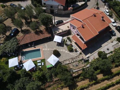 an overhead view of a house with a swimming pool at Casa da Cesta in Celorico de Basto