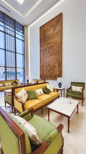 a living room with couches and a table at نخيل هجر للشقق الفندقية Nakheel Hajr Hotel Apartments in Al Hofuf