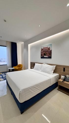 a large bedroom with a large bed and a desk at نخيل هجر للشقق الفندقية Nakheel Hajr Hotel Apartments in Al Hofuf