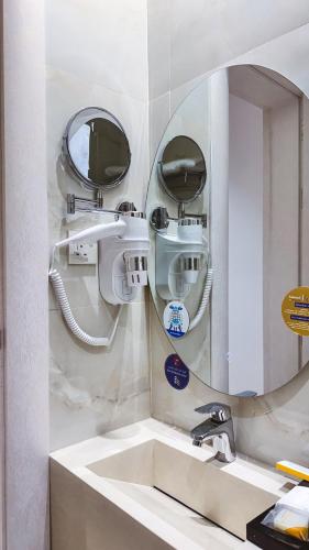 a bathroom with a sink and a mirror at نخيل هجر للشقق الفندقية Nakheel Hajr Hotel Apartments in Al Hofuf