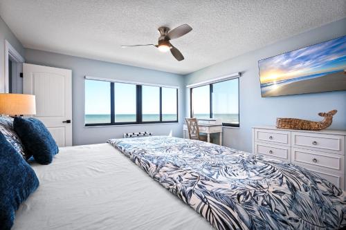 Una cama o camas en una habitación de Direct oceanfront with stunning corner views and pool access!