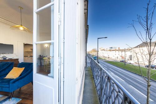 d'un balcon avec un canapé bleu et une vue sur la rue. dans l'établissement La Suite Matisse 700m centre-ville, à Angers