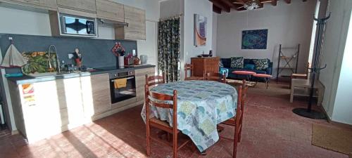 un salon avec une table et une salle à manger dans l'établissement L'Ouche Grillée-Charming renovated countryside cottage-Wifi gratuit, à Saint-Gratien-Savigny