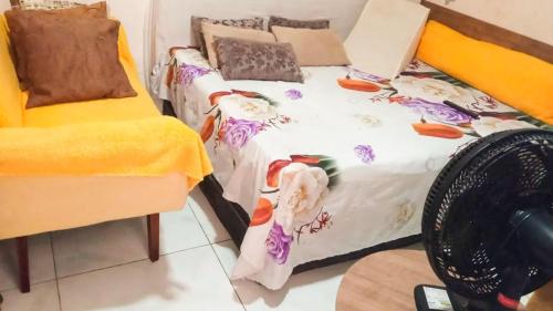 a room with a bed and a chair in it at Seu Refúgio a 100m da Praia do Sobral - Maceió in Maceió
