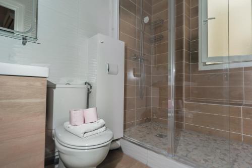 une salle de bain avec toilettes et douche en verre dans l'établissement Saint Michel Quartier Latin With AC, à Paris