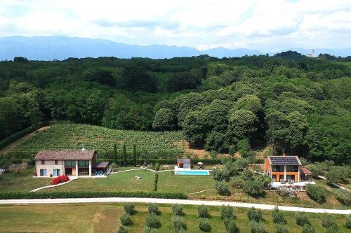 an aerial view of a house on a hill at Villa Montello Pool, Jacuzzi, Ac, Wifi, Treviso in Volpago del Montello