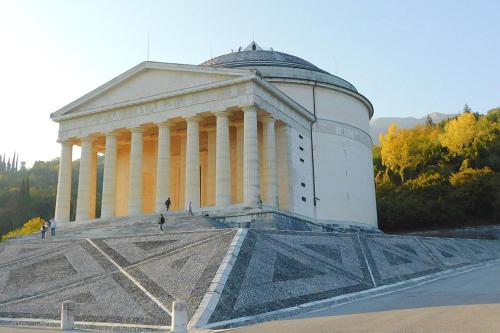 a large building with columns on top of a pyramid at Villa Montello Pool, Jacuzzi, Ac, Wifi, Treviso in Volpago del Montello