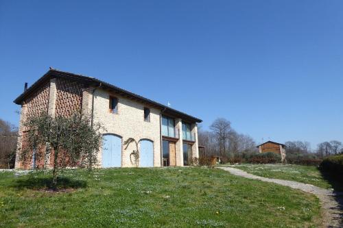 an old brick building on a grassy field at Villa Montello Pool, Jacuzzi, Ac, Wifi, Treviso in Volpago del Montello
