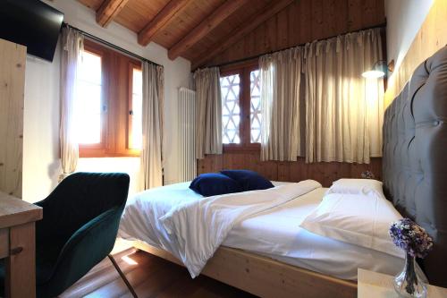 a bedroom with a bed in a room with a window at Villa Montello Pool, Jacuzzi, Ac, Wifi, Treviso in Volpago del Montello