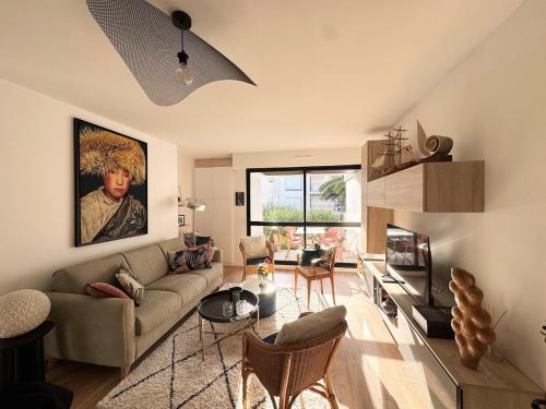 un salon avec un canapé et une table dans l'établissement Appartement de charme, Bénodet, à Bénodet