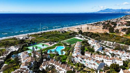 Casa 70, dúplex en Urbanización Lunamar by LaRomanaMarbella