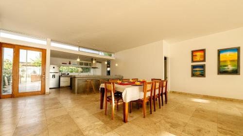 a kitchen and dining room with a table and chairs at Casa Wayta in Los Órganos