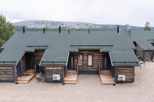 a model of a log cabin with a large roof at Aihkisokka B in Luosto