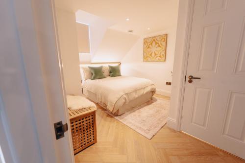 a small bedroom with a bed in a room at Elegant Hideaway City Centre,1 Bed Flat, 3rd Floor in Bath