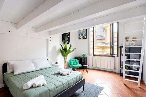 Ένα ή περισσότερα κρεβάτια σε δωμάτιο στο Bright Design House in the Heart of Bologna