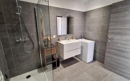 Ein Badezimmer in der Unterkunft Apt 4 pers - all comforts - sea and mountain view