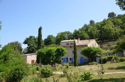 an old house on a hill with trees in a field at Studio Bas Verdon in Allemagne-en-Provence